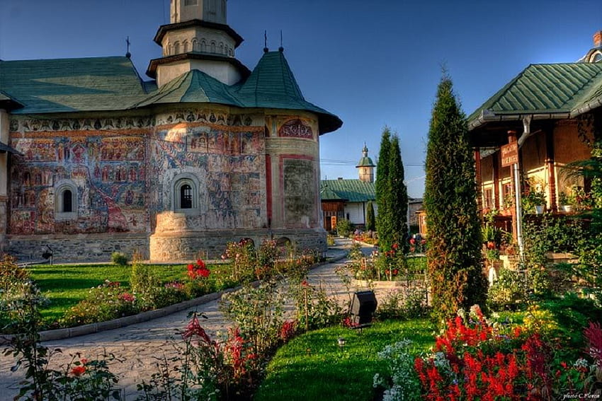 Monastère de Bucovine, Roumanie, bâtiments, buissons, ciel, fleurs Fond d'écran HD