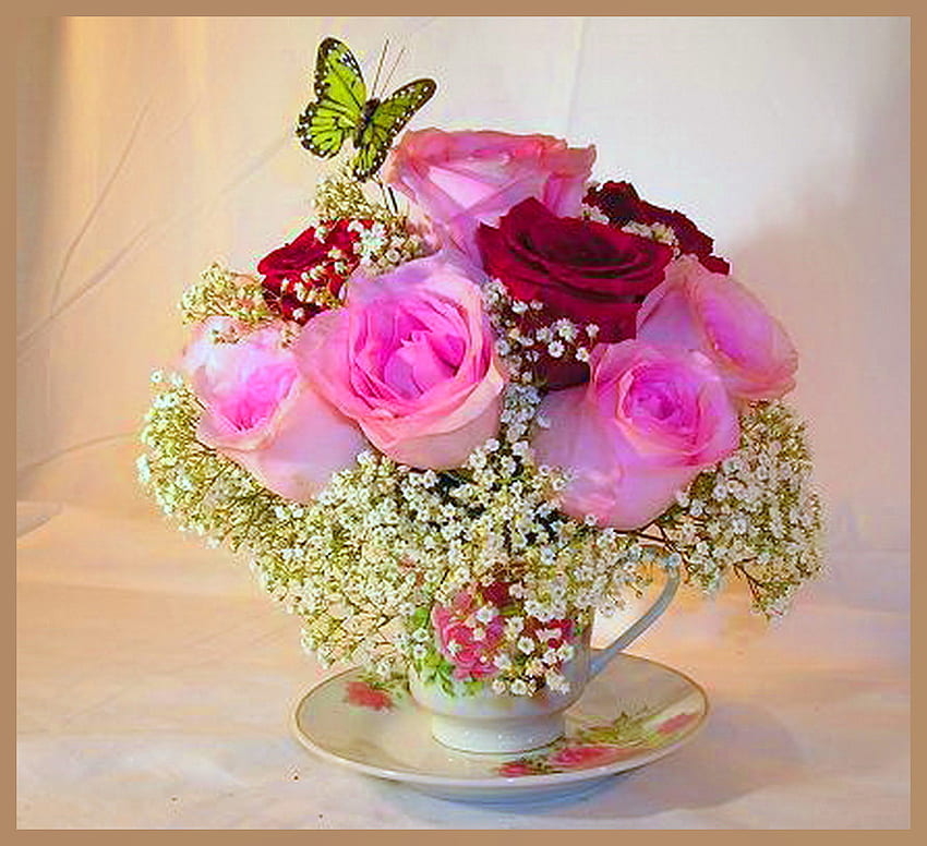 Cangkir penuh keindahan, cangkir teh, kupu-kupu, mawar merah muda, mawar merah, bunga, bunga putih Wallpaper HD