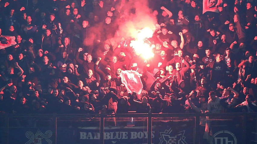 แบนเนอร์ต่อต้านชาวเซิร์บของแฟนบอลซาเกร็บจุดประกายความชั่วร้าย GNK Dinamo Zagreb วอลล์เปเปอร์ HD