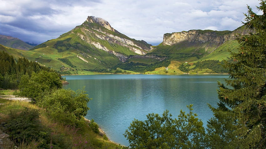 Roselend Gölü, Savoie, Fransız Alpleri, ağaçlar, manzara, gökyüzü, dağlar, bulutlar HD duvar kağıdı