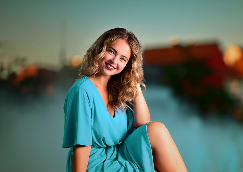 Schöne Frau, schönes Lächeln, blaues Kleid HD-Hintergrundbild