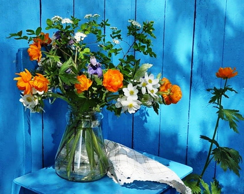 Vase with flowers in blue background, สีน้ำเงิน, ธรรมชาติ, ขาว, สวน, แจกัน, ส้ม, ฤดูร้อน, หุ่นนิ่ง, พื้นหลัง, สีเขียว, ธรรมชาติ, ดอกไม้ วอลล์เปเปอร์ HD