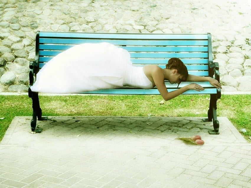 Sposa addormentata, panchina del parco, parete rocciosa, addormentata, tulipani, area pavimentata, sposa Sfondo HD