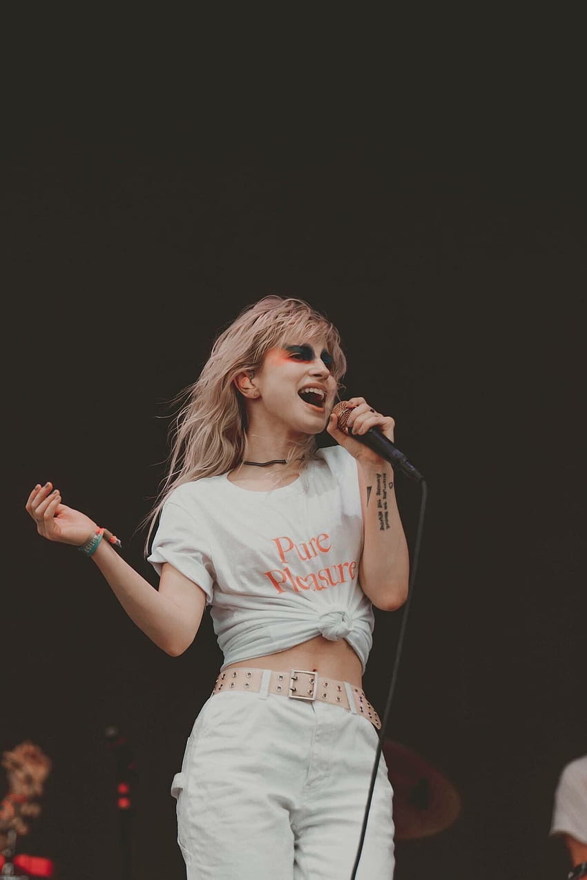 Hayley Williams of Paramore's Best Hair Colors, Cuts, and Styles