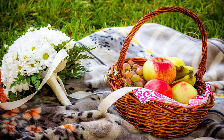 Piknik, winogrona, kolory, spokojny, stokrotki, piękno, kosz, jabłka, bouqurt, romans, piękny, owoce, trawa, stokrotka, zielony, jabłko, natura, romantyczny, kwiaty, śliczny, przepych Tapeta HD