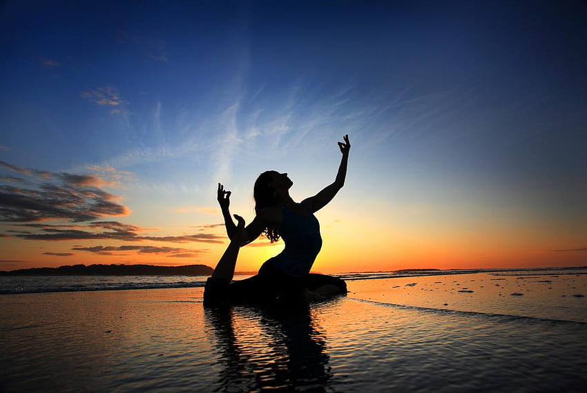 Yoga bei Sonnenuntergang Hohe Qualität HD-Hintergrundbild