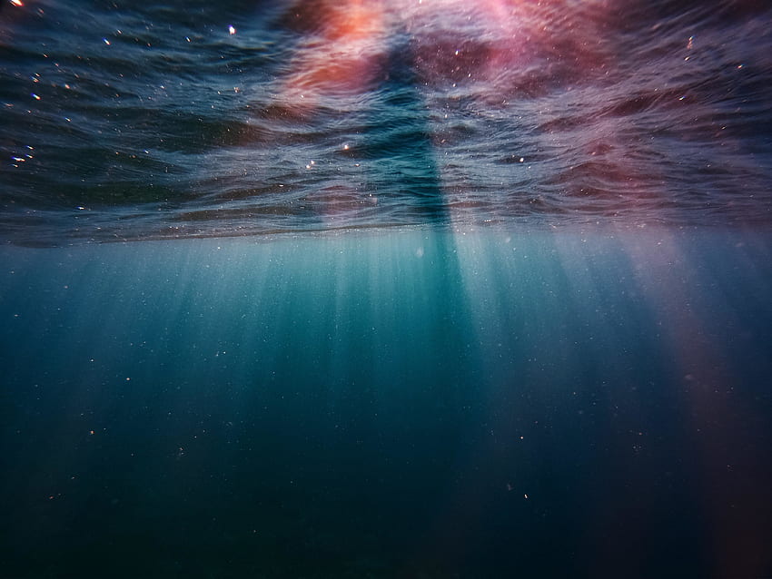 Под вода, слънчеви лъчи, синя вода, море HD тапет