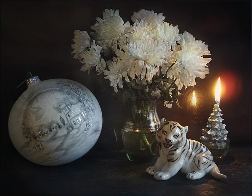 Weihnachten, Weiß, Tiger, Kerze, Weihnachtskugel, Blumen HD-Hintergrundbild