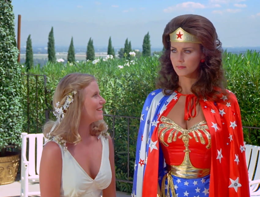 Schauspielerinnen Eve Plumb und Lynda Carter, Eve Plumb, Wonder Woman, Umhang, Lynda Carter HD-Hintergrundbild