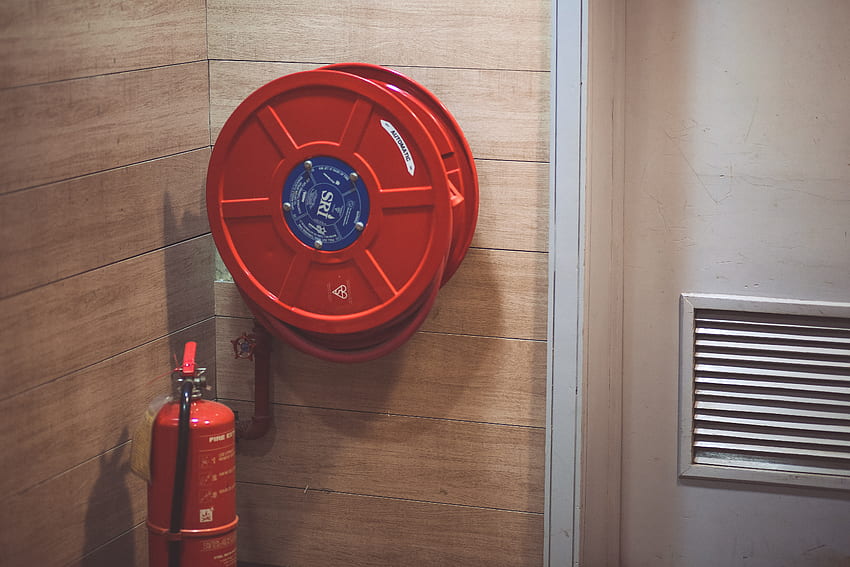 Extintor de Incêndio Vermelho Ao Lado da Mangueira Dentro da Sala · Estoque, Alarme de Incêndio papel de parede HD