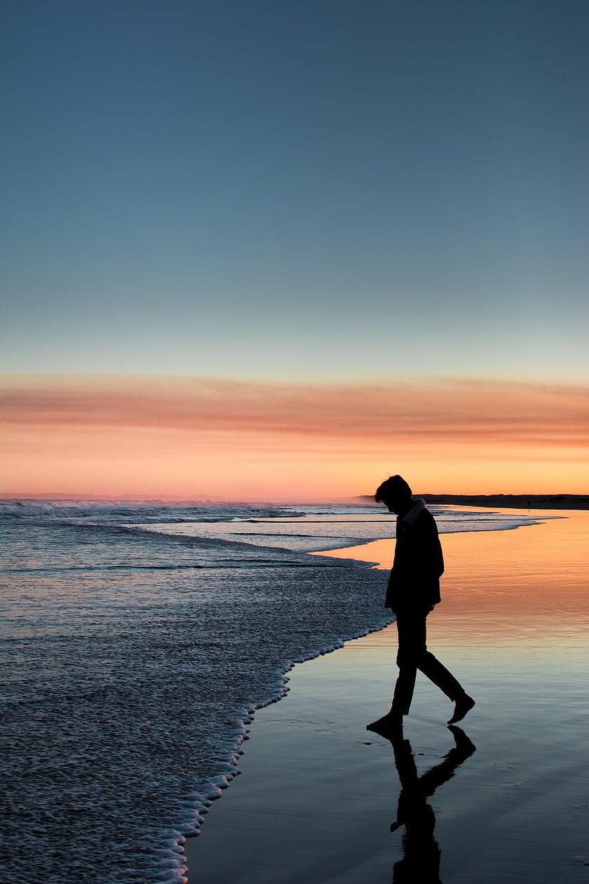 silhouette d'une personne marchant sur la plage pendant le coucher du soleil - Humain, marchant seul sur la plage Fond d'écran de téléphone HD