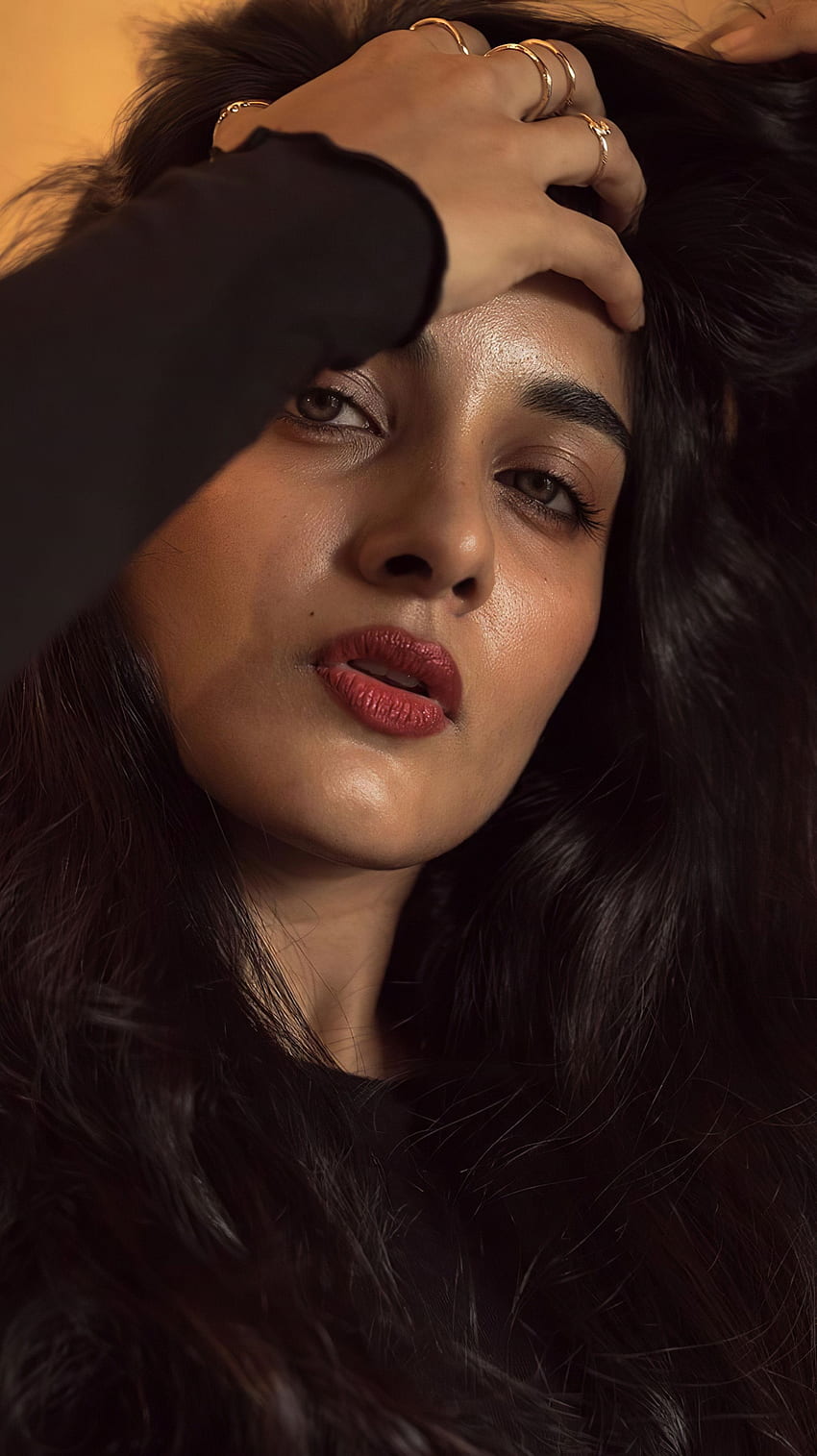 Nivetha Thomas, Mallu-Schauspielerin, verführerisch HD-Handy-Hintergrundbild