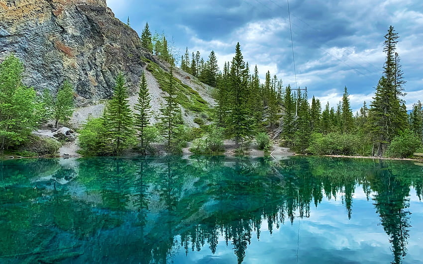 グラッシ湖、キャンモア、カナダ、雲、空、アルバータ州、水、反射、木、山での内面の反射 高画質の壁紙