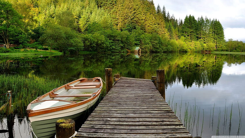 Boot im grünen See mit Holzbrücke ultra Hintergrund HD-Hintergrundbild