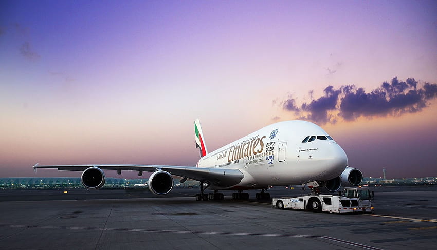 Emirates A380 está siendo remolcado - A380 Emirates en el aeropuerto internacional de Dubái fondo de pantalla