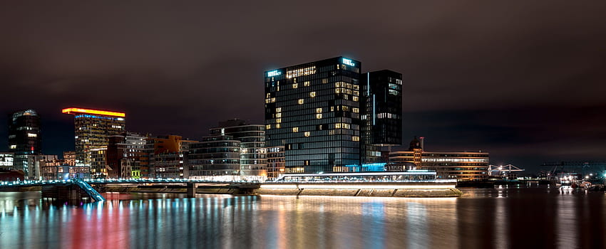 Nightime del paisaje urbano cerca del cuerpo de agua, Alemania, Düsseldorf fondo de pantalla