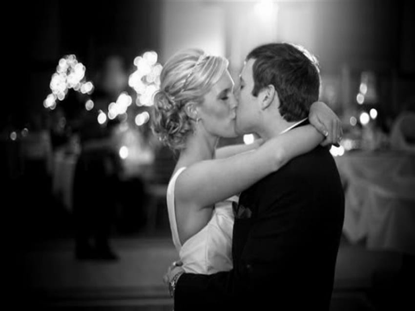 Последен танц, целувка, танц, любов, черно и бяло HD тапет