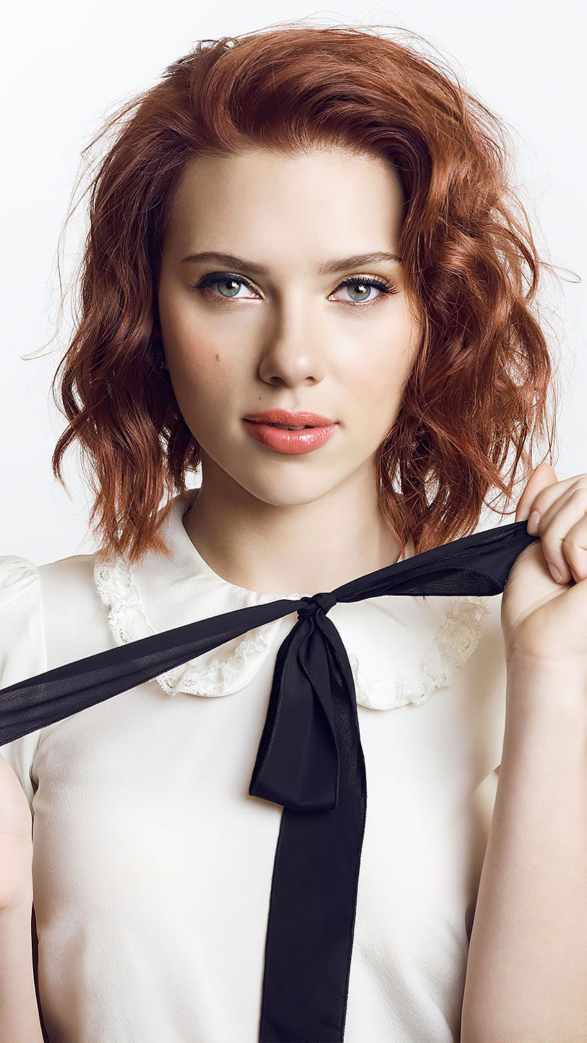Scarlett Johansson พื้นหลังสีขาว นักแสดงหญิงชาวอเมริกัน ผู้คน วอลล์เปเปอร์โทรศัพท์ HD
