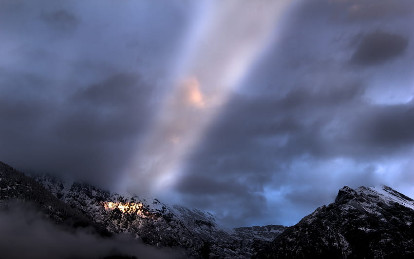 Rayo de sol único vespertino, nublado, hermoso, cubierto, nevado, naturaleza, haz, montañas, sol fondo de pantalla