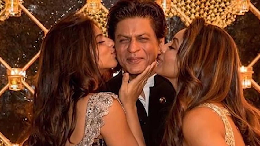 This of Gauri Khan and Suhana kissing Shah Rukh Khan on the cheeks is just too adorable!. Hindi Movie News - Bollywood - Times of India HD wallpaper