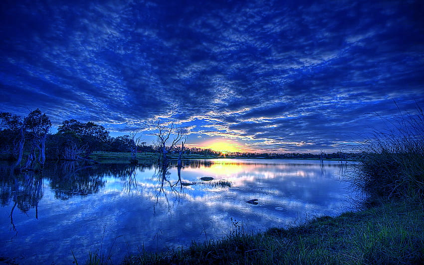 Feeling The Blue, синьо, лъч, изгрев, езеро, отражение, стъкло, облаци, дървета, небе HD тапет