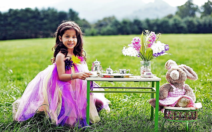 Dziewczynka w balowej sukni. ชุดสาวดอกไม้ ชุดแต่งงาน งานเลี้ยงน้ำชาของเจ้าหญิง งานเลี้ยงน้ำชาในสวน วอลล์เปเปอร์ HD