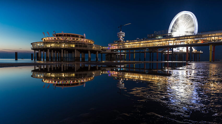 Jembatan De Pier Scheveningen Menerangi Langit Biru Selama Perjalanan Malam Hari Wallpaper HD