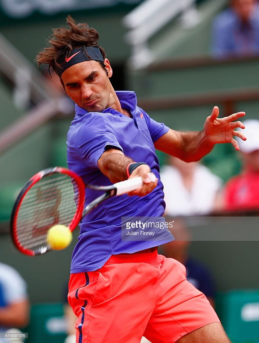 Roger Federer, da Suíça, joga um forehand durante seu torneio masculino. Roger Federer, Tênis grafia, Roupas de tênis, Saque Roger Federer Papel de parede de celular HD