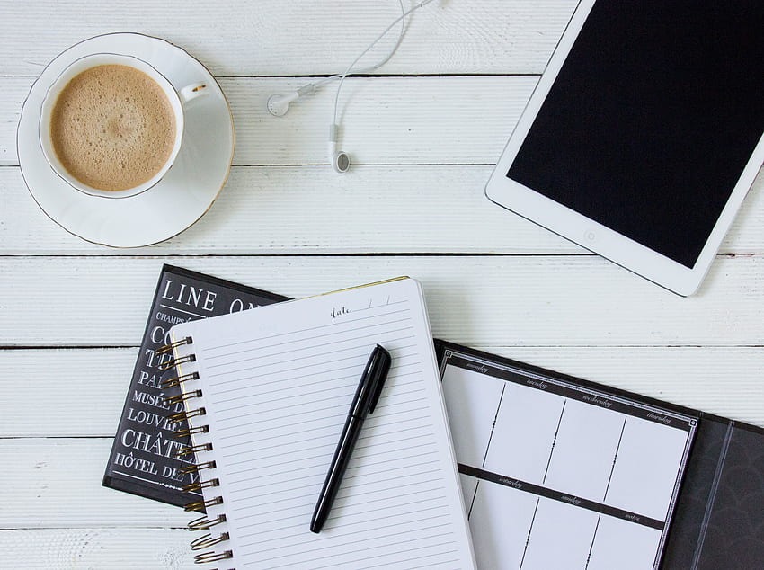 Schwarzer Stift, weißes Notizbuch und eine Tasse Latte, Kaffee und Notizbuch HD-Hintergrundbild