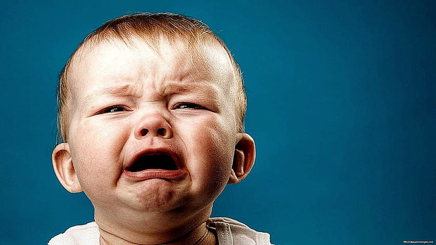 Nettes Baby, das um Hintergrund weint - weinendes Baby, blauer Hintergrund, weinendes Kind HD-Hintergrundbild