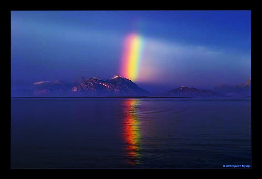 Tęczowa noc, tęcza, kolory, jezioro, ciemne niebo, góra Tapeta HD