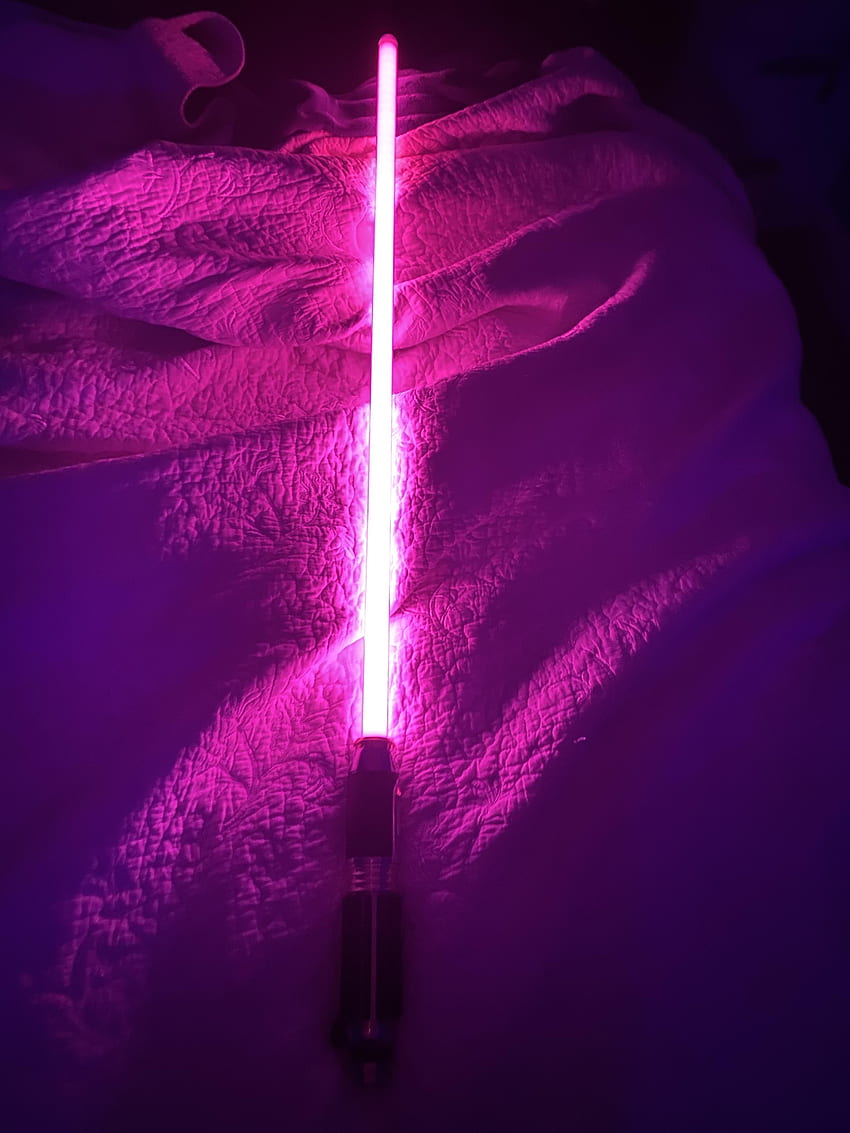 Mon sabre laser Mace Windu est-il censé être rose ? Il était rose quand je l'ai acheté pour la première fois, donc je me demande si c'est la même chose pour tout le monde. : GalaxysEdge, sabre laser violet Fond d'écran de téléphone HD