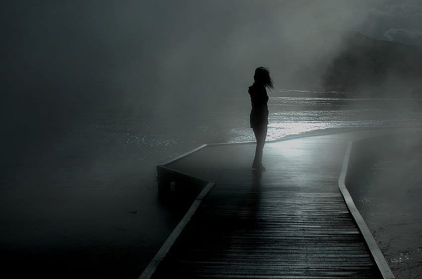 Deszcz, ciemność, molo, sylwetka, mgła, dziewczyna, spacer, głównie zachmurzenie, zachmurzenie, nastrój Tapeta HD