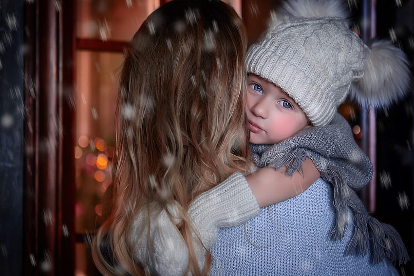ในอ้อมแขนของแม่ ฤดูหนาว ทารก ผู้หญิง ถุงมือ หิมะ แม่ ผ้าพันคอ หมวก ดู ปอมปอม เด็ก วอลล์เปเปอร์ HD