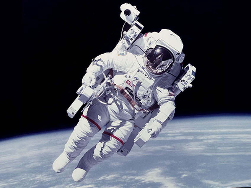 Нов бутон „Вземи ме у дома“ може да насочи астронавтите към безопасност по време на космически разходки, космически костюм HD тапет