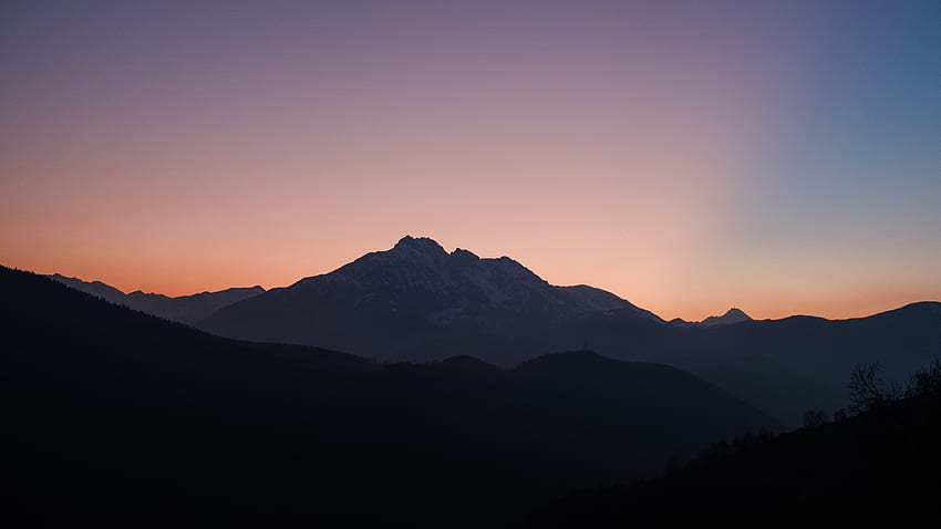 Montañas, puesta de sol, horizonte limpio, niebla. fondo de pantalla