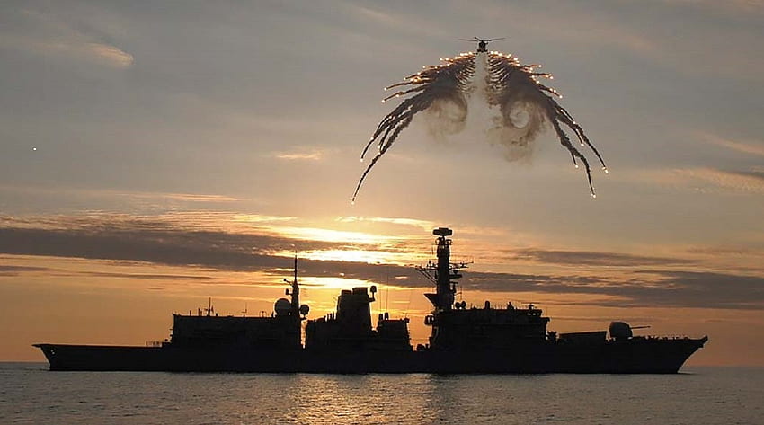 CSG21 HMS RICHMOND AT SUNSET, FLARES, SUNSET, ASW HELICOPTER, SILHOUETTED HD wallpaper