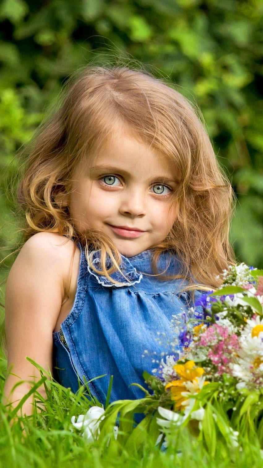 słodkie lato, mała dziewczynka, trawa w tle Tapeta na telefon HD
