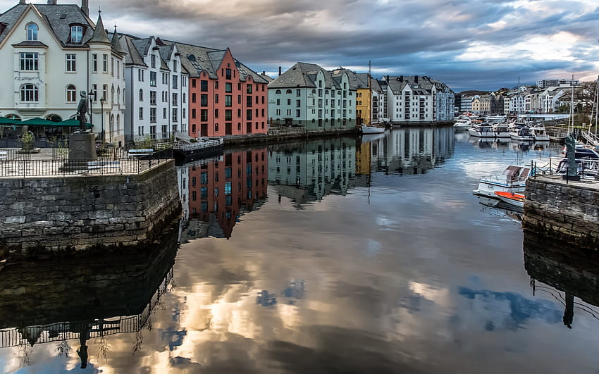Alesund, Norwegia, musim gugur, tanggul, art nouveau, kapal pesiar, cuaca berawan dengan resolusi . Kualitas tinggi Wallpaper HD