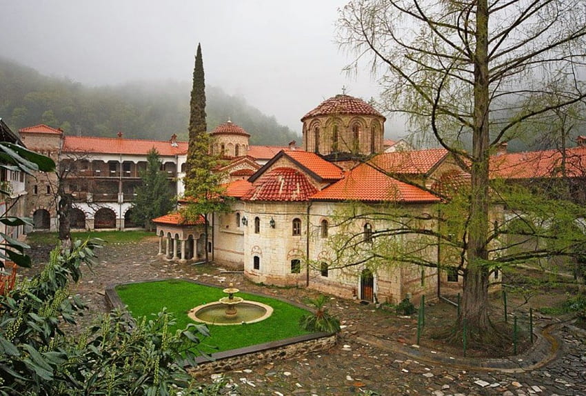 Klasztor Bachkovo, architektura, grafika, zimno, kościół, ładny, park, mgła, religijny, dziedziniec, mglisty, bułgaria, monaster, jesień Tapeta HD
