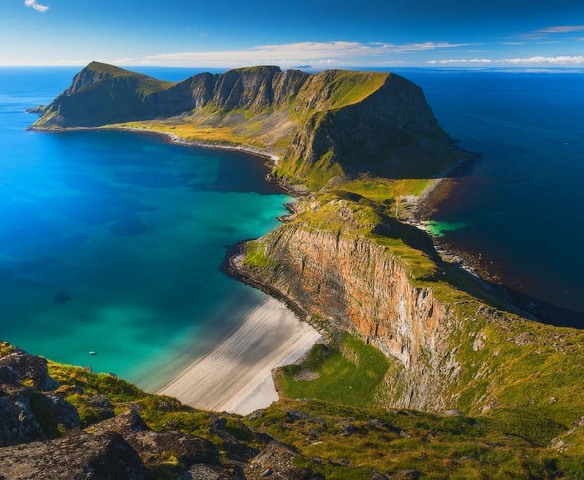 Islas Lofoten, mar, cielo azul, isla, verano, Noruega, hermoso, acantilado, playa fondo de pantalla