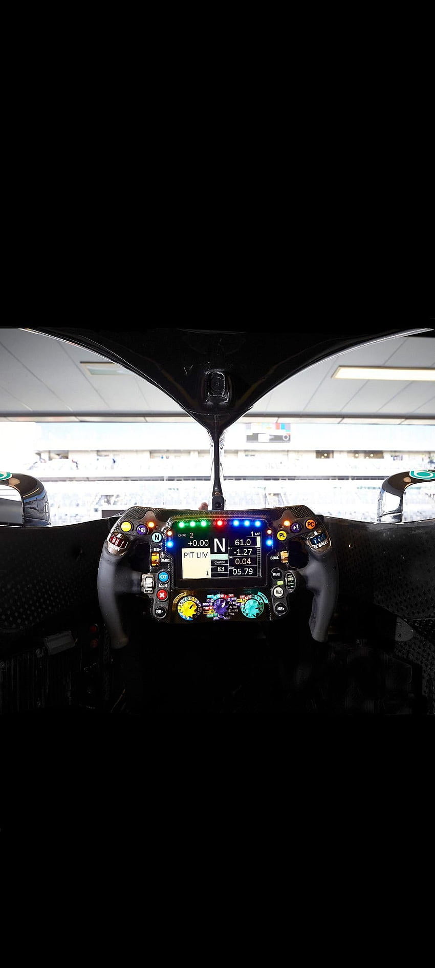 스티어링 휠과 보호 후광 장치를 보여주는 Mercedes AMG Petronas F1 자동차 조종석 보기 : Amoledbackground HD 전화 배경 화면