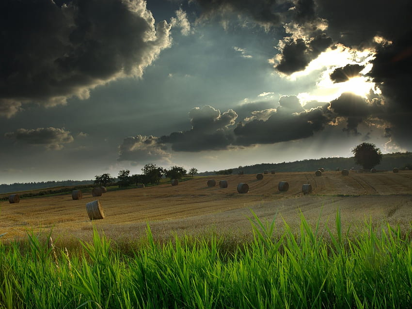 Awan di atas ladang jerami. Awan di atas stok ladang jerami, Badai Musim Semi Wallpaper HD