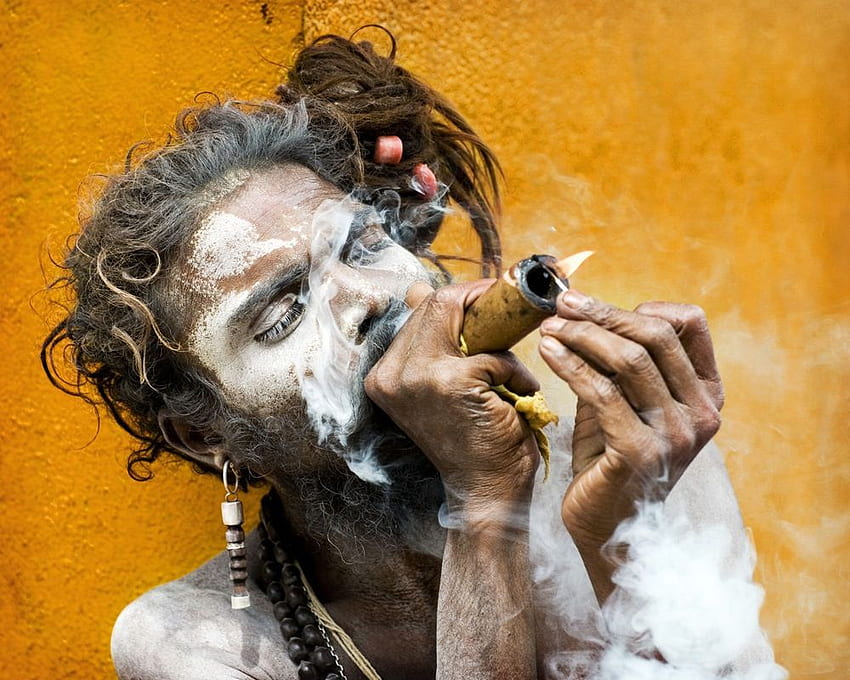 Sadhu Smoking Painting HD wallpaper