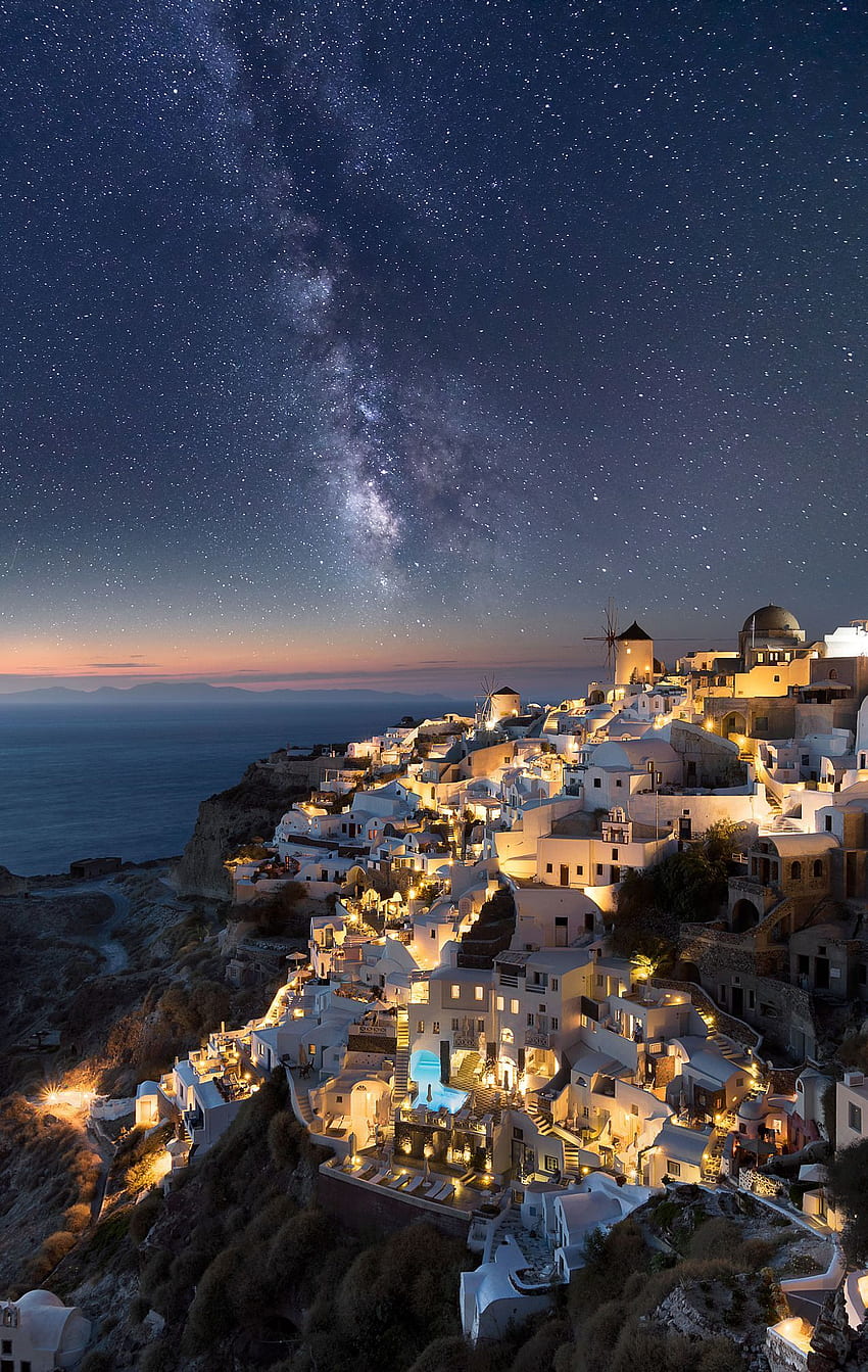 Milchstraße über Oia, Santorini, Griechenland. Telefon HD-Handy-Hintergrundbild
