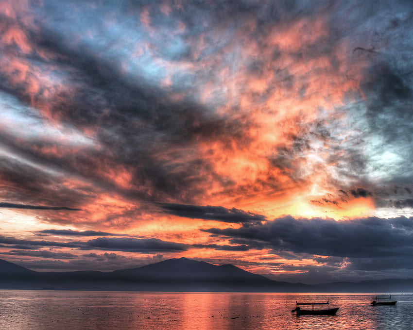 Lac au coucher du soleil, bateau, rouge, ciel, orange, lac, coucher de soleil, nuage Fond d'écran HD