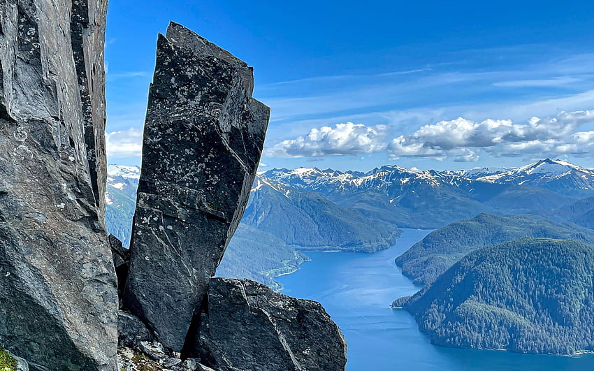 Prekär ausbalancierter Felsbrocken nahe der Spitze des Mt. Verstovia, Sitka, Alaska, Wolken, Landschaft, Himmel, See, USA HD-Hintergrundbild