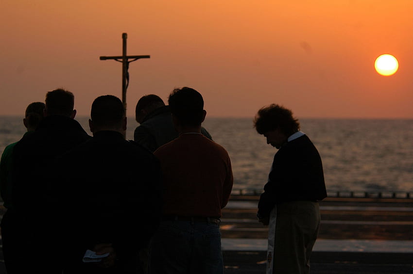 silueta de un grupo de personas rezando durante la puesta de sol. Picopx fondo de pantalla