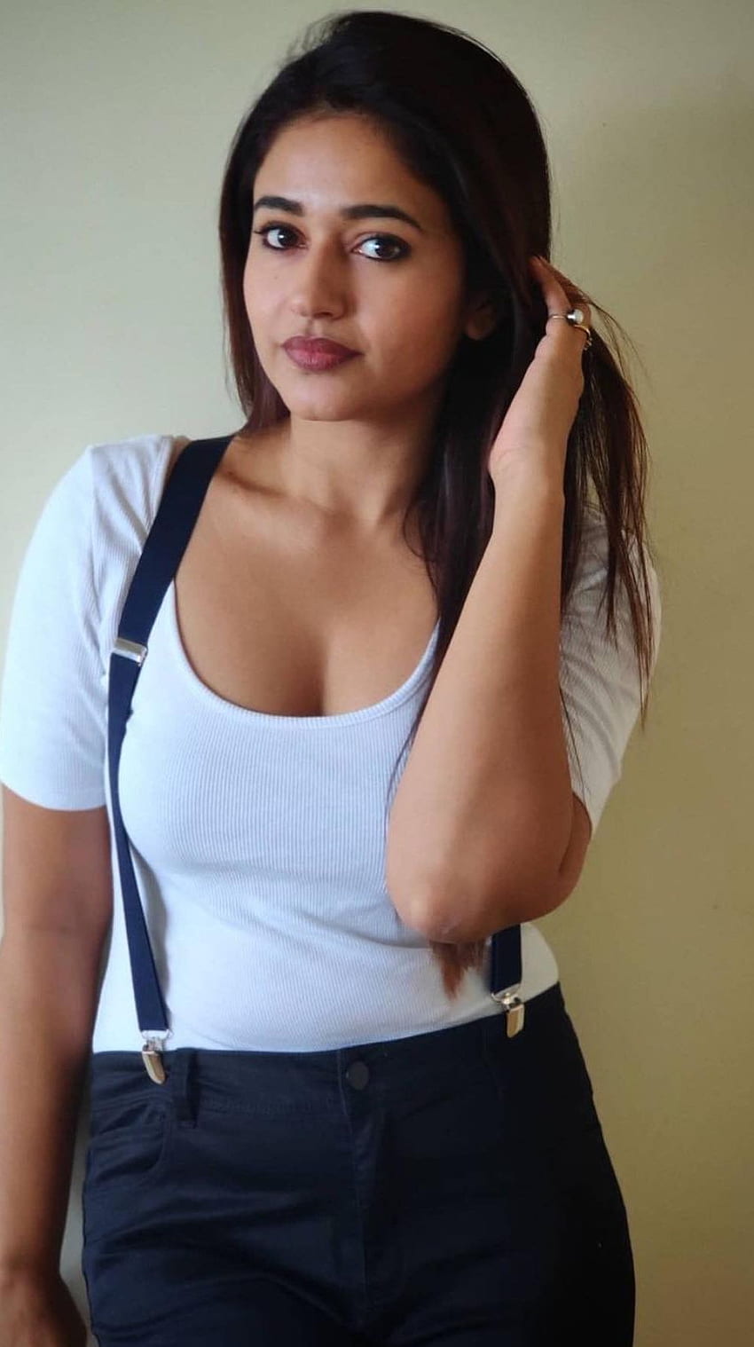 Poonam Bajwa, actriz tamil, hermosa fondo de pantalla del teléfono