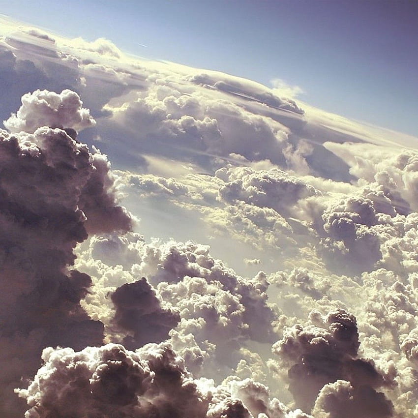 Cùng nhìn ngắm đám mây trắng muôn trùng trên bầu trời xanh không tì vết trong bức hình này, hãy cùng chúng tôi tận hưởng khoảnh khắc yên bình và tìm thấy sự thanh thản trong cuộc sống.